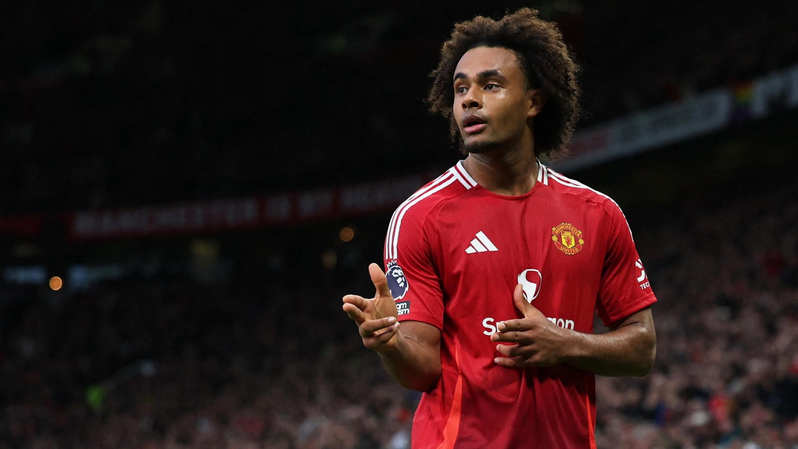 Fiorentina Chase Zirkzee on Loan from Manchester United