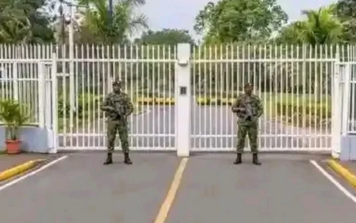 Man Arrested After Allegedly Attempting to Force Way Into State House